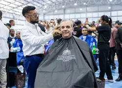 Abinader se corta el cabello durante encuentro nacional con 1,000 peluqueros