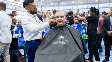 Abinader se corta el cabello durante encuentro nacional con 1,000 peluqueros