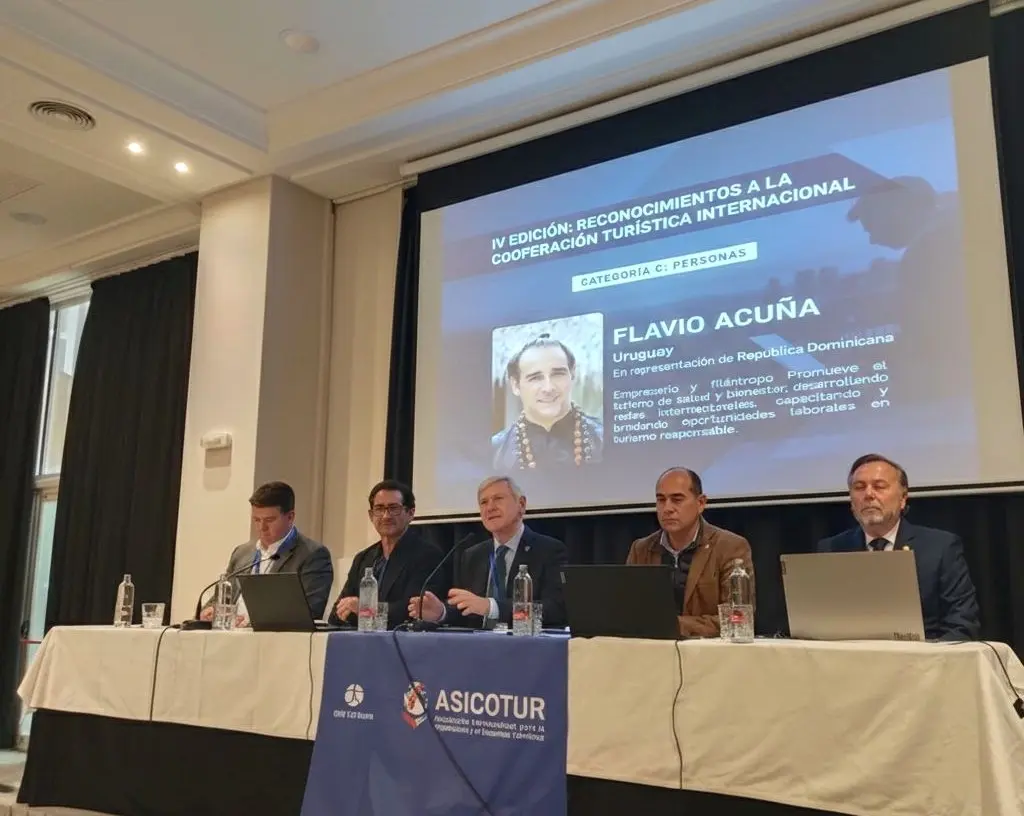 Reconocimiento internacional Flavio Acuña por su aporte al turismo de salud