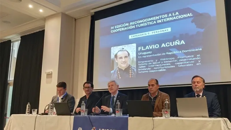 Reconocimiento internacional Flavio Acu&ntilde;a por su aporte al turismo de salud