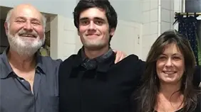 Cámaras captan arresto de Nick Reiner en Los Ángeles por asesinato de sus padres Cámaras captan arresto de Nick Reiner en Los Ángeles por asesinato de sus padres