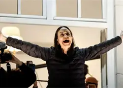 Assange denuncia a Fundaci&oacute;n Nobel por facilitar cr&iacute;menes de guerra con premio a Machado