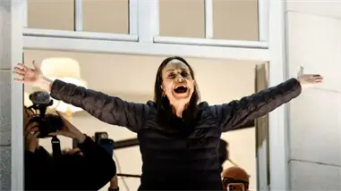 Assange denuncia a Fundaci&oacute;n Nobel por facilitar cr&iacute;menes de guerra con premio a Machado