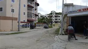 Residentes de Respaldo Sara Gabriela viven entre polvo y lodazales