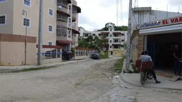 Residentes de Respaldo Sara Gabriela viven entre polvo y lodazales