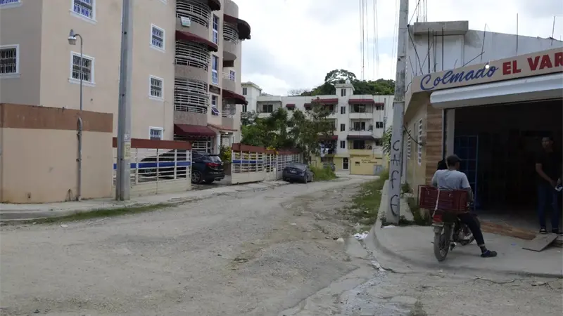 Residentes de Respaldo Sara Gabriela viven entre polvo y lodazales