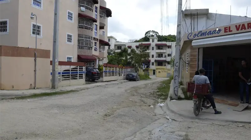 Residentes de Respaldo Sara Gabriela viven entre polvo y lodazales