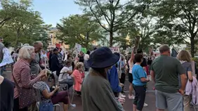 Activistas honran con una vigilia frente a un centro del ICE el Día del Migrante en EE.UU. Activistas honran con una vigilia frente a un centro del ICE el Día del Migrante en EE.UU.