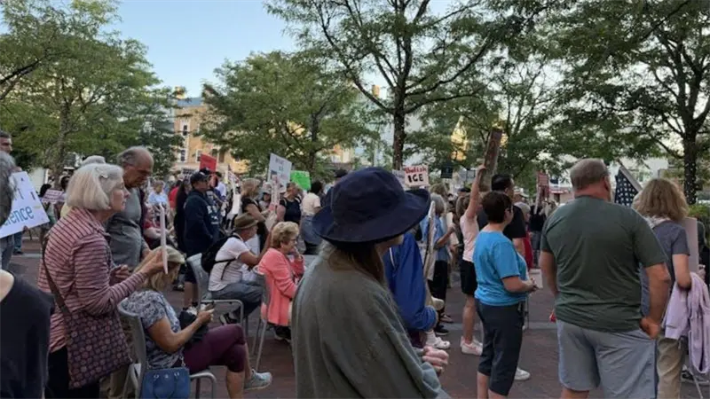Activistas honran con una vigilia frente a un centro del ICE el Día del Migrante en EE.UU.