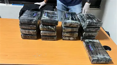 DNCD atrapa alem&aacute;n con maleta llena de paquetes presumiblemente coca&iacute;na