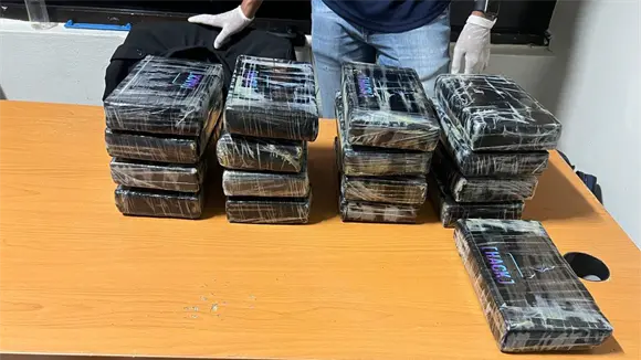 DNCD atrapa alemán con maleta llena de paquetes presumiblemente cocaína