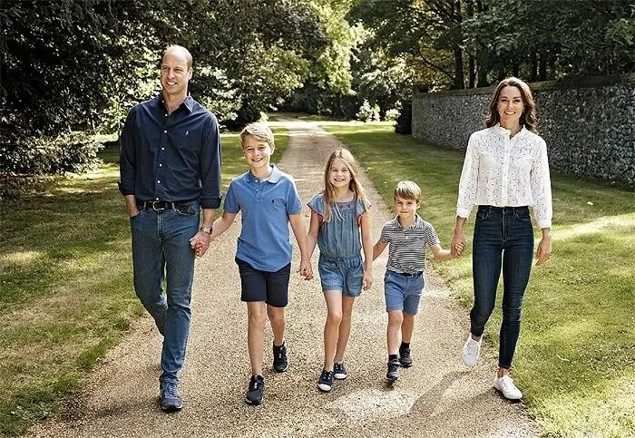 Los príncipes de Gales felicitan la Navidad muy sonrientes en un retrato familiar
