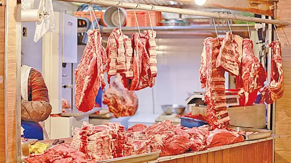 Carniceros advierten alza en el precio del pollo y temen impacto en la cena navideña