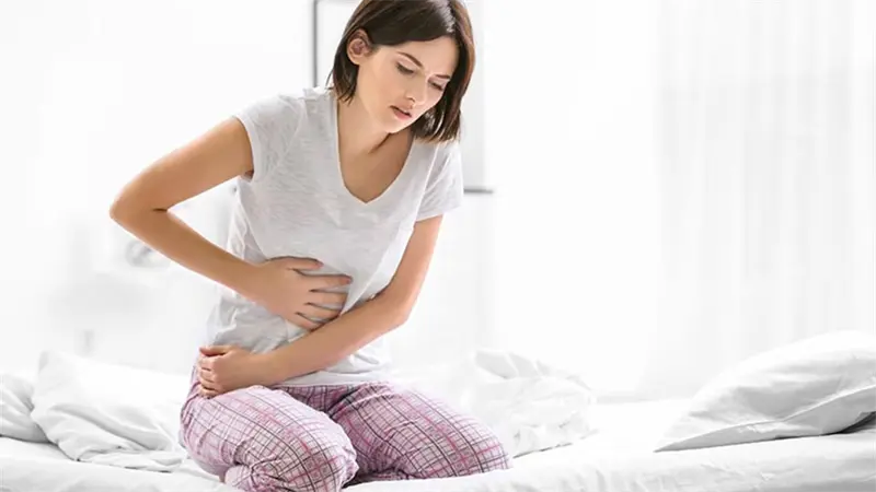 ¿Por qué las mujeres sufren más dolor intestinal? Las hormonas pueden ser la explicación