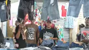 Comerciantes se quejan de bajas ventas de ropa por Navidad