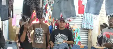 Comerciantes se quejan de bajas ventas de ropa por Navidad