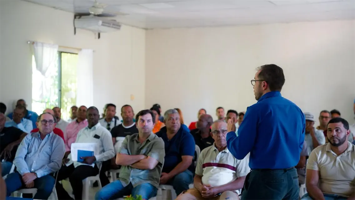 Productores de Azua reciben más de RD$20.8 millones para impulsar la tecnificación del riego Productores de Azua reciben más de RD$20.8 millones para impulsar la tecnificación del riego