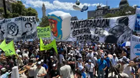 Miles de trabajadores protestan en Buenos Aires contra la reforma laboral de Milei Miles de trabajadores protestan en Buenos Aires contra la reforma laboral de Milei