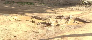 Calles sin pavimento afectan movilidad y salud en urbanización de Santo Domingo Norte