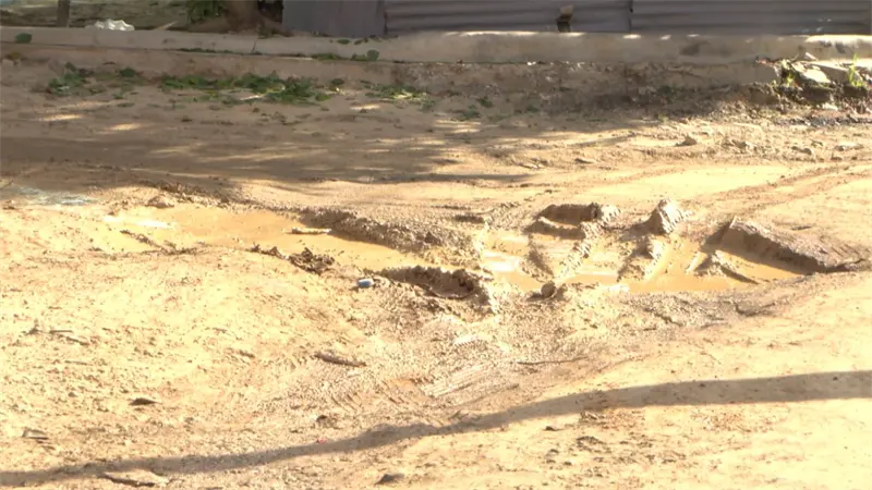Calles sin pavimento afectan movilidad y salud en urbanizaci&oacute;n de Santo Domingo Norte