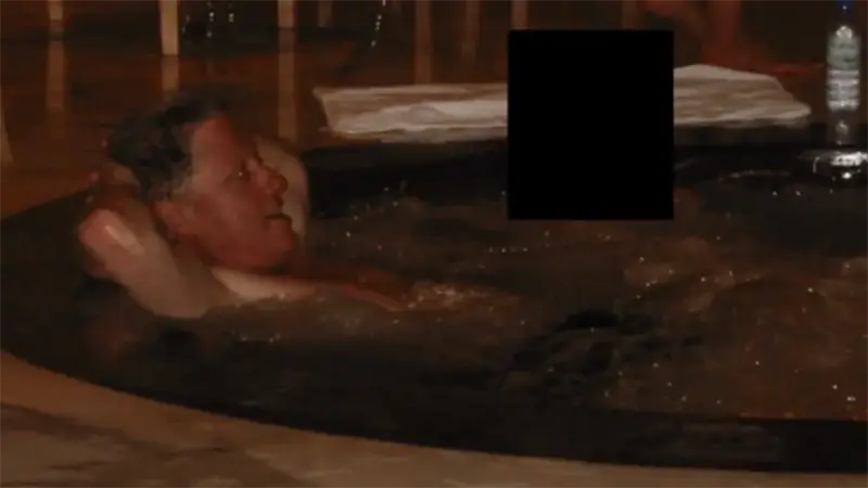 Clinton en un jacuzzi, fiestas con Jagger y Jackson figuran en archivos Epstein
