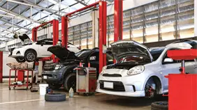 Conductores acuden a talleres para preparar sus veh&iacute;culos ante viajes de Navidad