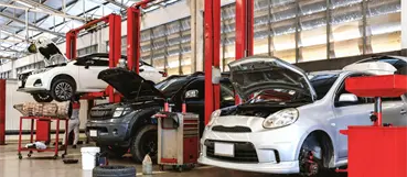 Conductores acuden a talleres para preparar sus vehículos ante viajes de Navidad