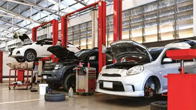 Conductores acuden a talleres para preparar sus veh&iacute;culos ante viajes de Navidad