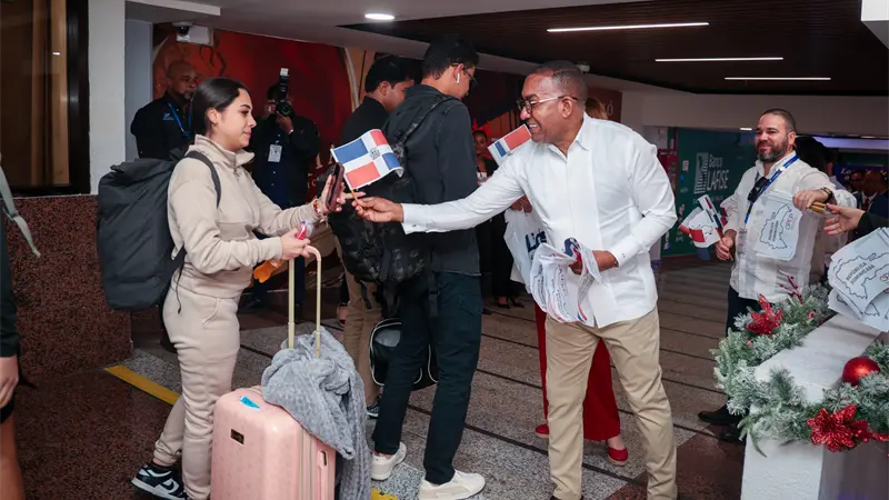 DA recibe a la diáspora dominicana a ritmo de “Volvió Juanita” en el Aeropuerto Las Américas