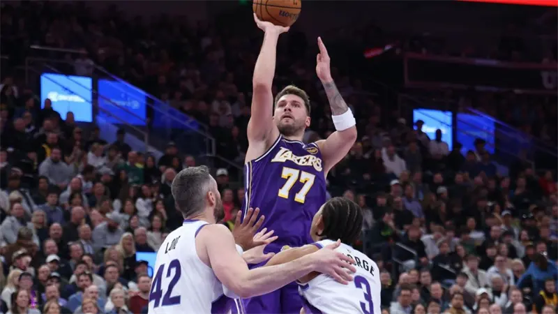 Doncic aporta 45 puntos, 11 rebotes y 14 asistencias en victoria de los Lakers