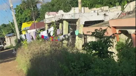Hundimiento de tierra provoca colapso de viviendas