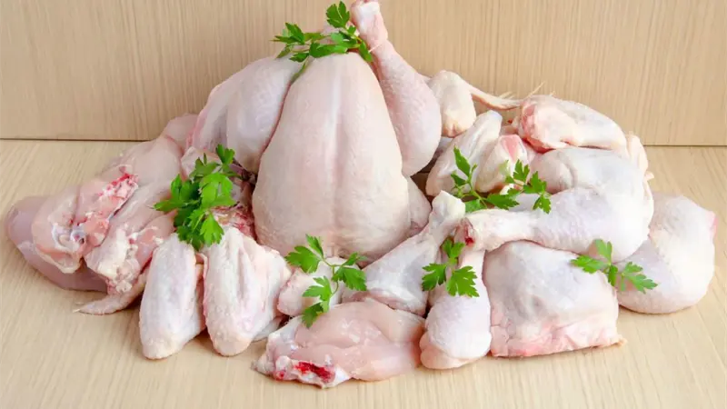 Alza del pollo reduce ventas en colmados y genera preocupación de cara a la Navidad