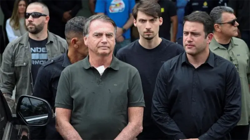 El Supremo autoriza la cirugía a Bolsonaro y rechaza su pedido de prisión domiciliaria