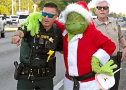 &iquest;Multa o cebolla?, pregunta del Grinch a conductores infractores en los Cayos de Florida