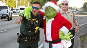 &iquest;Multa o cebolla?, pregunta del Grinch a conductores infractores en los Cayos de Florida