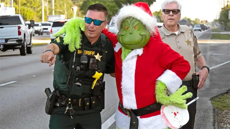&iquest;Multa o cebolla?, pregunta del Grinch a conductores infractores en los Cayos de Florida