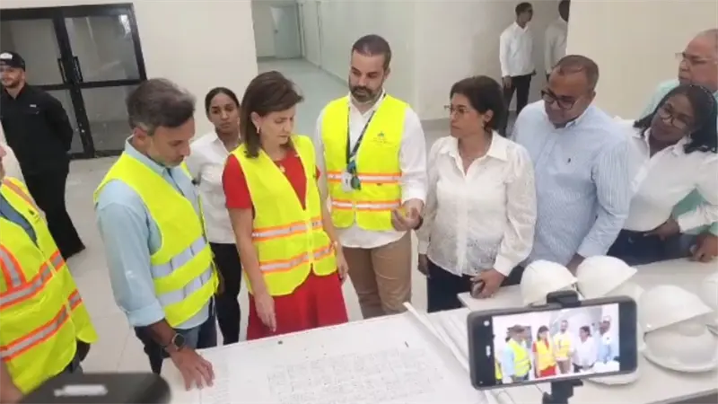 Vicepresidenta Raquel Peña supervisa construcción del hospital Ramón Matías Mella en Dajabón