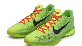 Subastan por 10 millones de d&oacute;lares las zapatillas de Kobe Bryant en juego de Navidad 2010