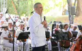 Abinader y Raquel Pe&ntilde;a comparten villancicos navide&ntilde;os con familias en Casa Presidencial de Santiago