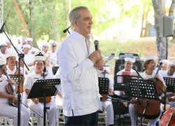 Abinader y Raquel Pe&ntilde;a comparten villancicos navide&ntilde;os con familias en Casa Presidencial de Santiago
