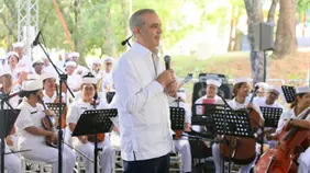 Abinader y Raquel Pe&ntilde;a comparten villancicos navide&ntilde;os con familias en Casa Presidencial de Santiago