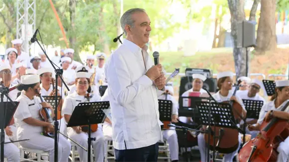 Abinader y Raquel Pe&ntilde;a comparten villancicos navide&ntilde;os con familias en Casa Presidencial de Santiago