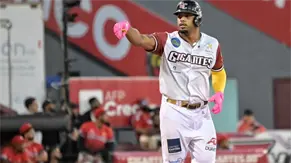 De los Santos encabeza triunfo de los Gigantes y aprieta la lucha por la clasificaci&oacute;n