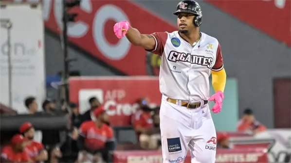 De los Santos encabeza triunfo de los Gigantes y aprieta la lucha por la clasificaci&oacute;n