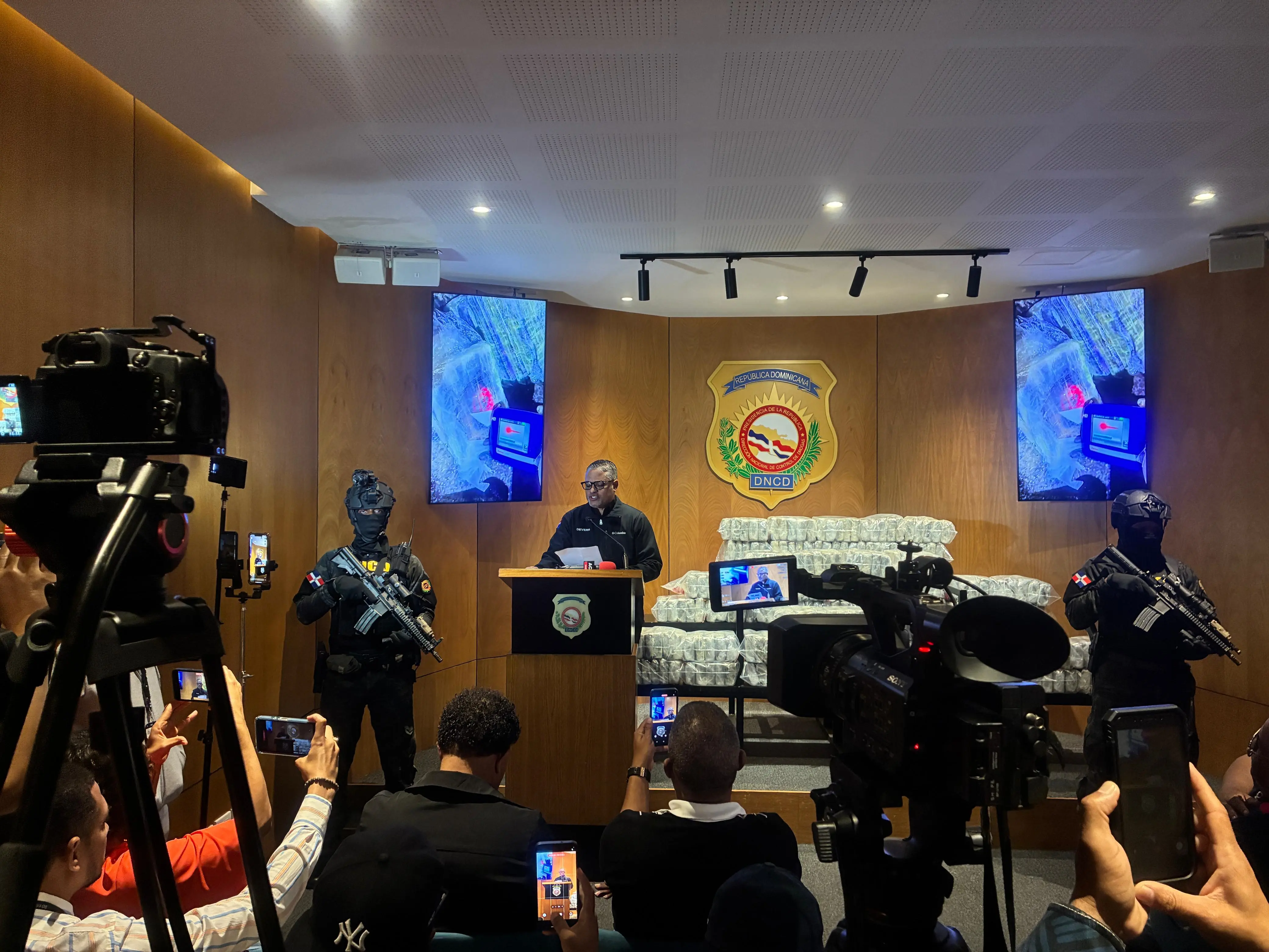 El vocero de la DNCD presentó los paquetes de cocaína incautados.