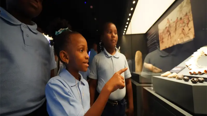 Estudiantes aprenden historia y cultura fuera del aula con programa, seg&uacute;n Inabie