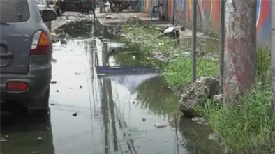 Cúmulo de aguas negras mantiene en vilo a residentes y comerciantes de la Zona Industrial de Herrera