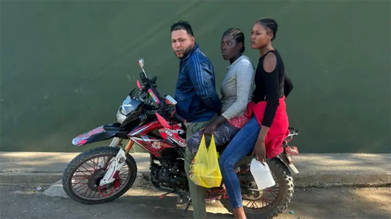 Ej&eacute;rcito detiene motociclista con arma de fuego ilegal y dos haitianas indocumentadas en Montecristi
