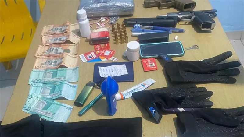 Policía incauta drogas y armas ilegales en Najayo tras detención de dos sospechosos