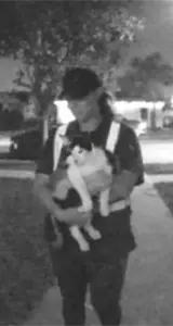 Repartidor de Amazon roba un gato mientras hace una entrega